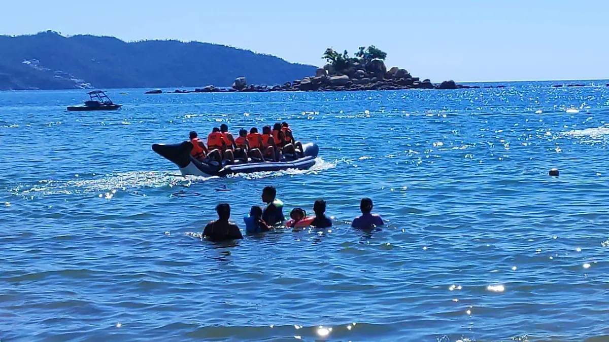 Turistas en playa 